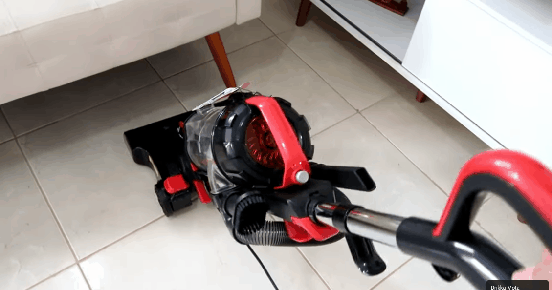 Limpando debaixo do sofá aspirador wap power speed 2000w