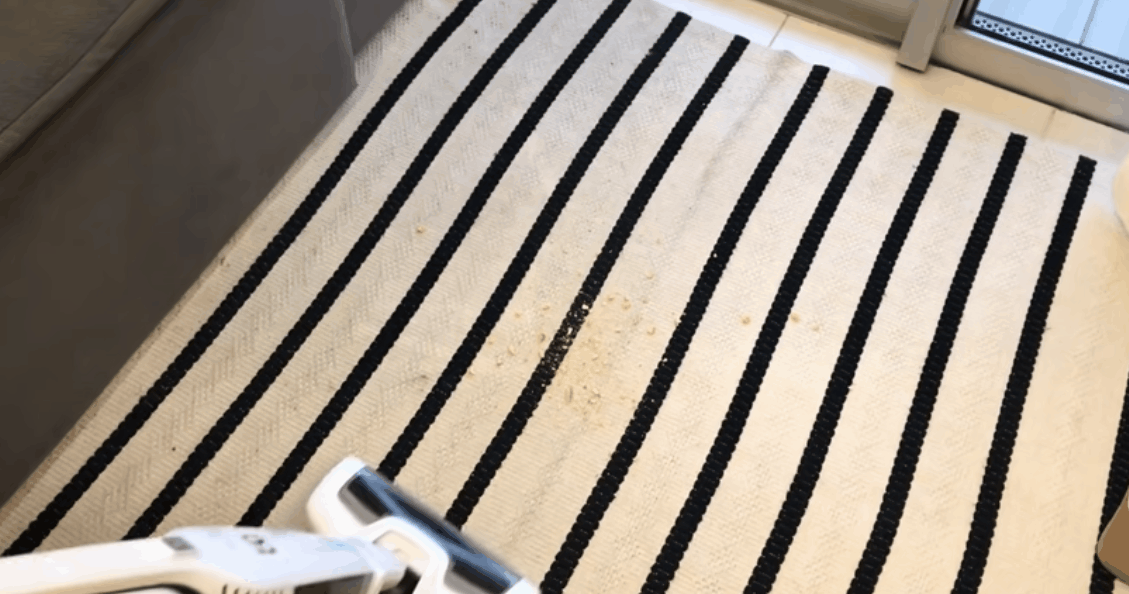 Teste de aspiração de migalhas com o aspirador vertical.