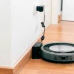 Robô aspirador com base carregadora