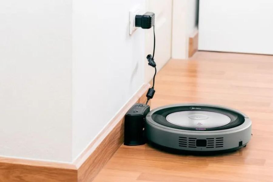 Robô aspirador com base carregadora